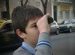 Gonzalo practica el uso del telescopio en la calle