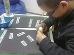 alumno del grupo trabajando con textos en caracteres más grandes