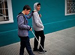 Dos alumnos del grupo salen a practicar el uso del bastón verde